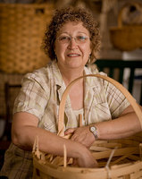 portrait of Gwen Chafin of Arab, Alabama.She was a student of her father Jesse Thomason and
later developed as a master artist in her own right. He taught her how to
use white oak strips to bottom chairs and to construct several basket
types, including the intricate egg basket.